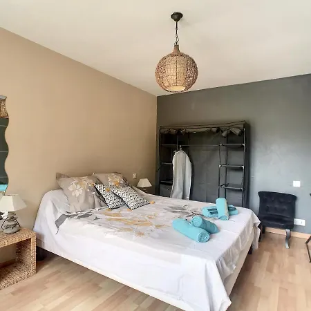Les Goujatoux-chambre Brantome Couette-café