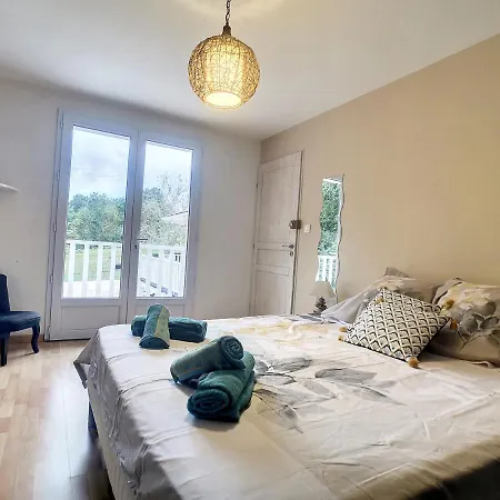 Les Goujatoux-chambre Brantome Coursac